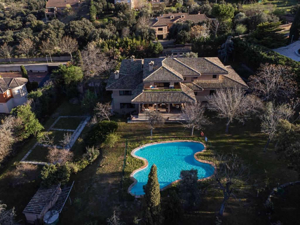 an aerial view of a house with a swimming pool at Montesión 71 - Casa con piscina & jardín, al lado de Puy du Fou in Toledo