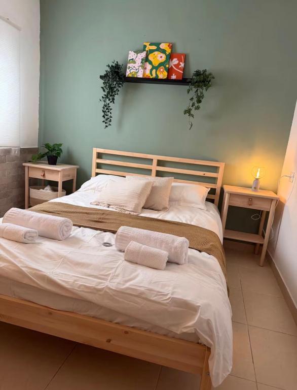 ein Schlafzimmer mit einem großen Bett, auf dem zwei Handtücher liegen in der Unterkunft Green spot in Be’er Scheva