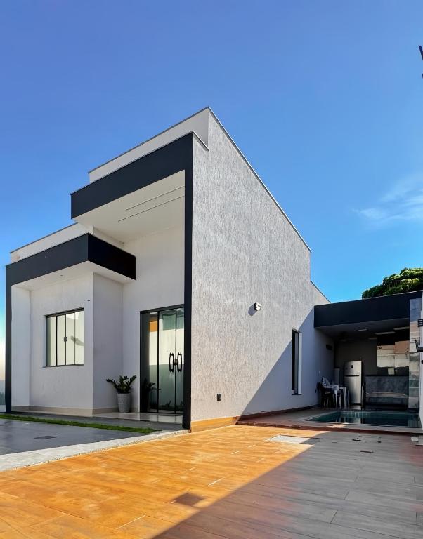 a modern house with a large garage at Casa Condeixa in Cabo Frio