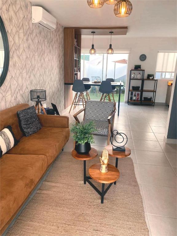 a living room with a brown couch and a table at Casa Tronos in San Isidro de los López