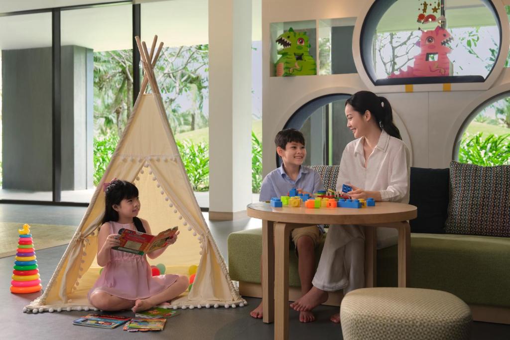 Suite Có Giường Cỡ King Với Ban Công Và Nhìn Ra Biển