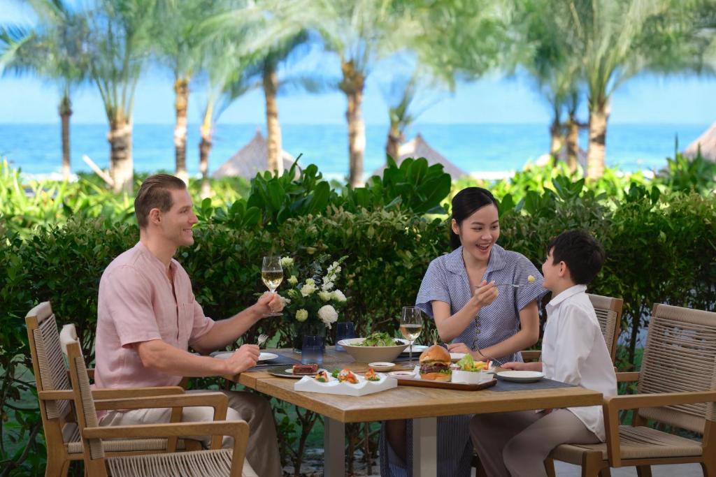 Suite Có Giường Cỡ King Với Ban Công Và Nhìn Ra Biển