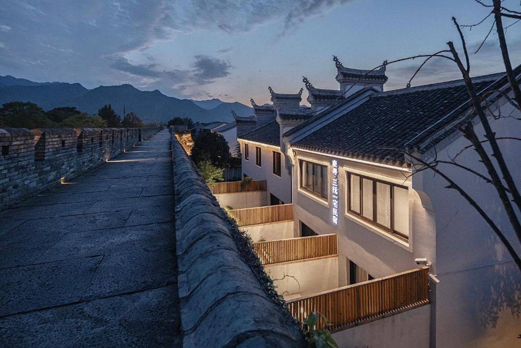 a view of a wall and some buildings at Sanfuyizhai Homestay in Taizhou