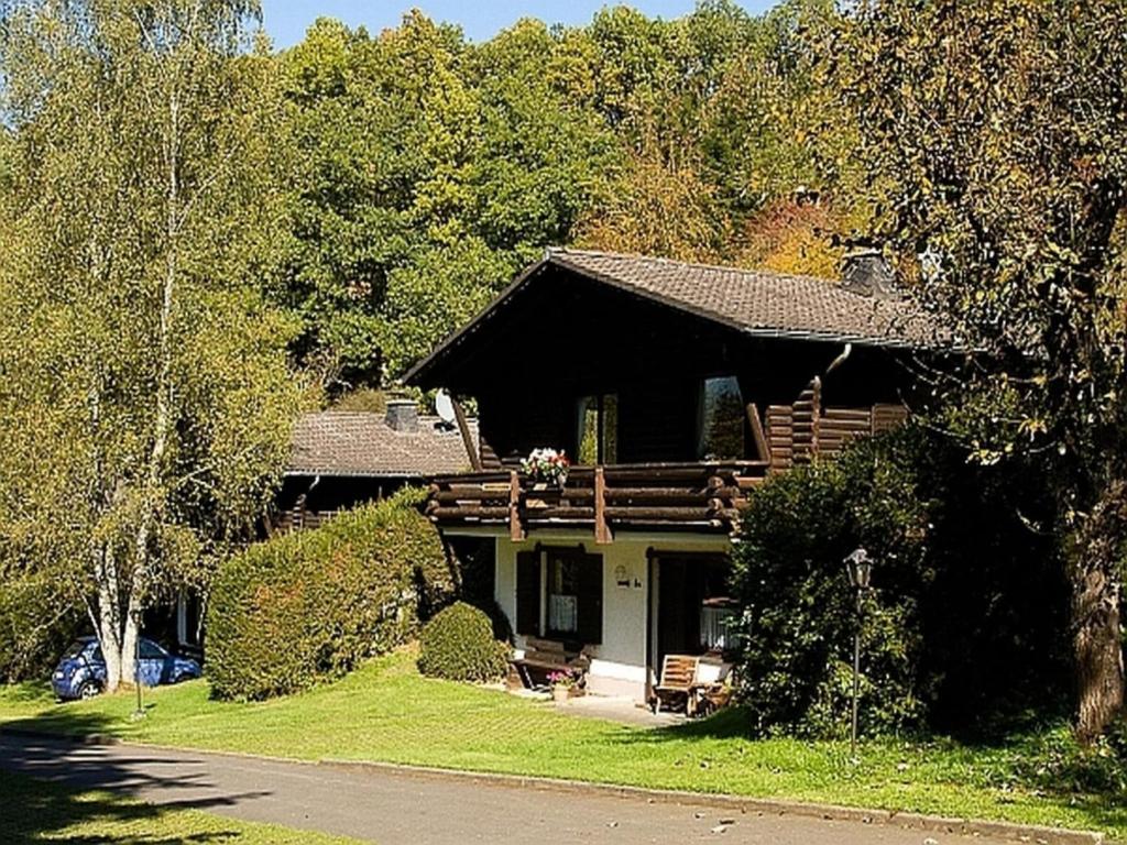 a log cabin with a porch and a porch at Feriendorf Reinskopf in der Eifel in Schönecken