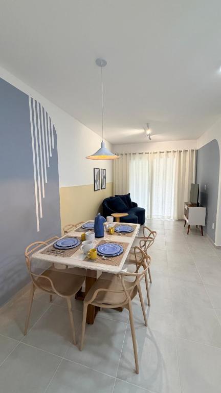 a living room with a table and a couch at Refúgio com estilo 2 Quartos 6 Pessoas in Bertioga