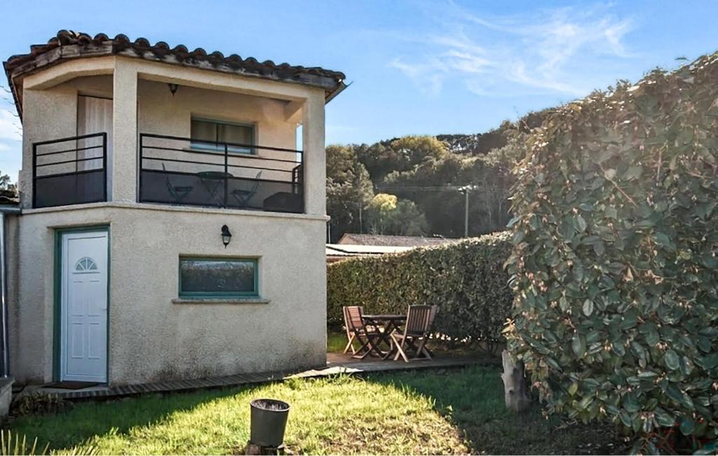 a small house with a window and a fence at Maison Avec Piscine in Salavas