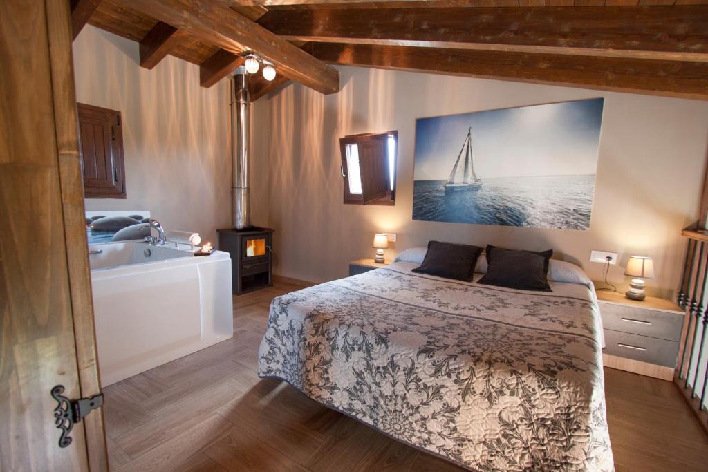 1 dormitorio con 1 cama, lavamanos y un barco en la pared en Villas Verdemar, en Isla