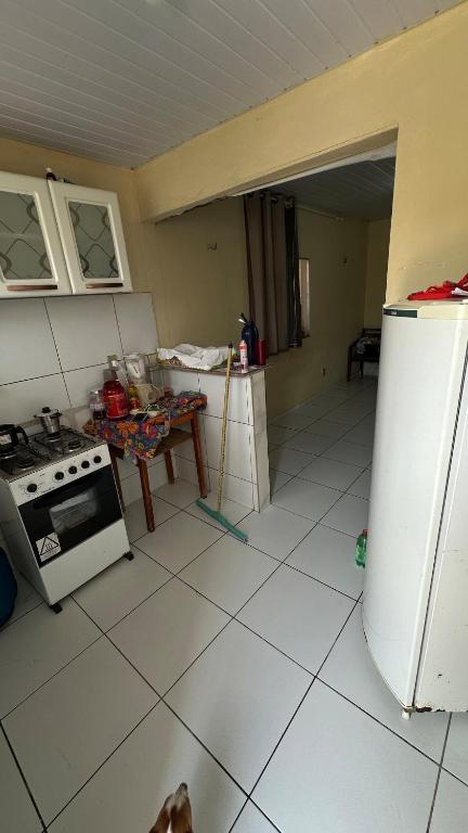 a kitchen with a stove and a refrigerator at Parnaíba cantinho do sossego in Parnaíba