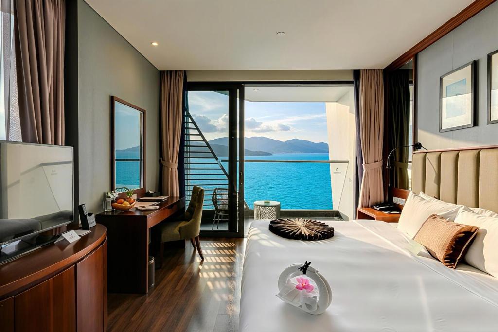 Pacific Double Room with Ocean View and Private Balcony Bathtub