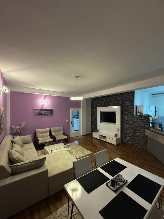 ein Wohnzimmer mit Sofa und Fernseher in der Unterkunft Riaho Apartment in Mostar