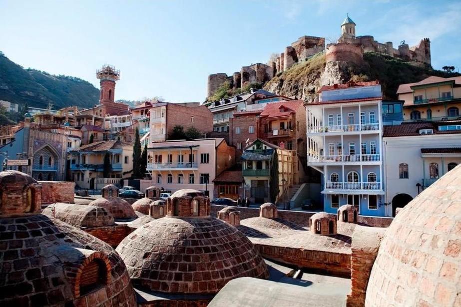 uitzicht op een stad met huizen en gebouwen bij Leila in Tbilisi City