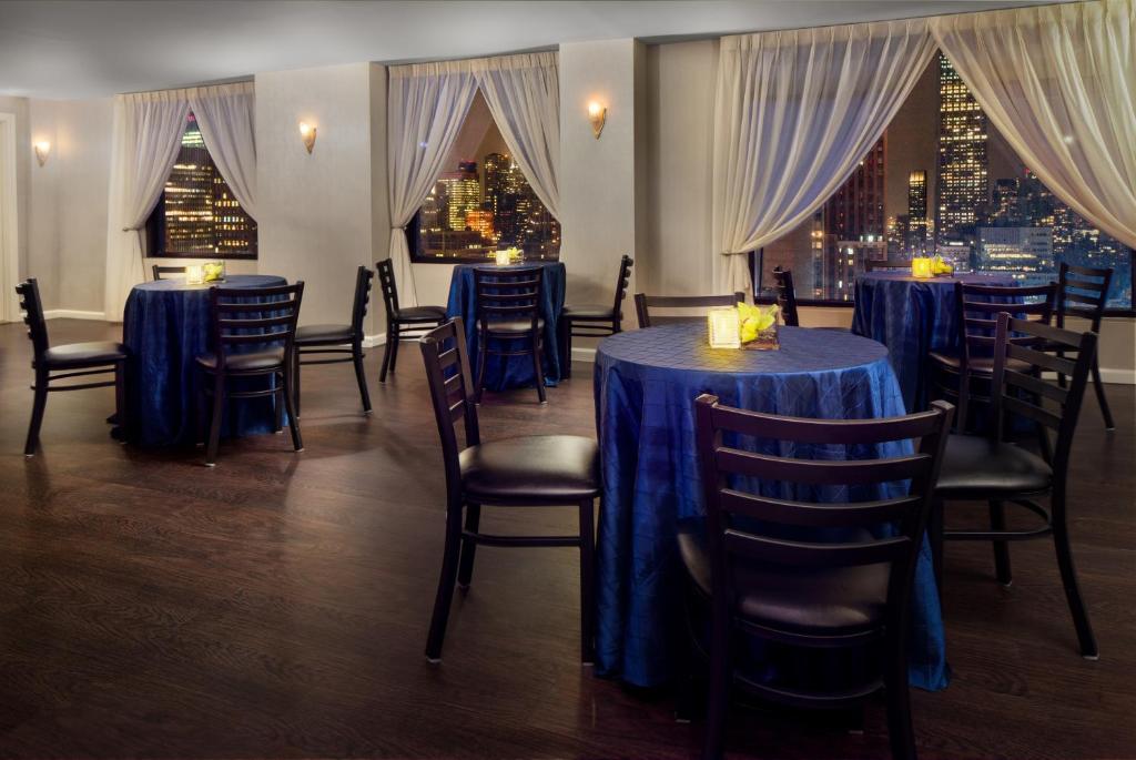 Un restaurante u otro lugar para comer en The New Yorker Hotel