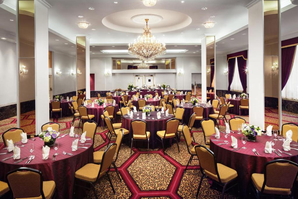 Un restaurante u otro lugar para comer en The New Yorker Hotel