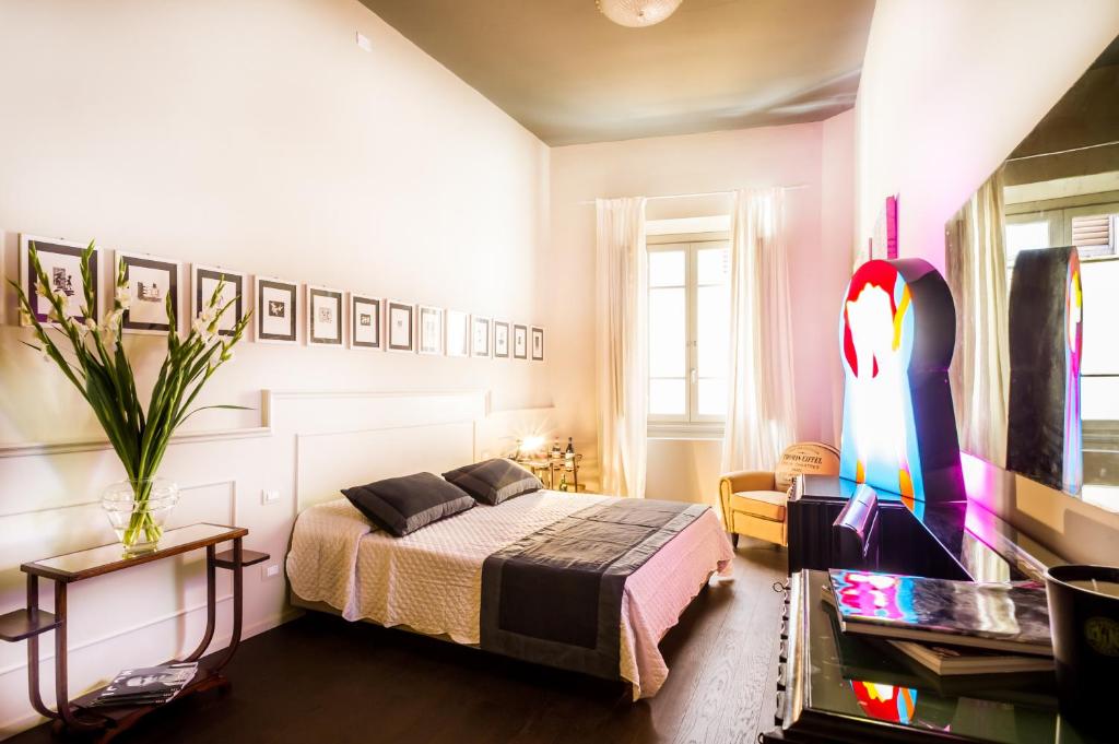 een slaapkamer met een bed en een tafel in een kamer bij Arnobio Florence Suites in Florence