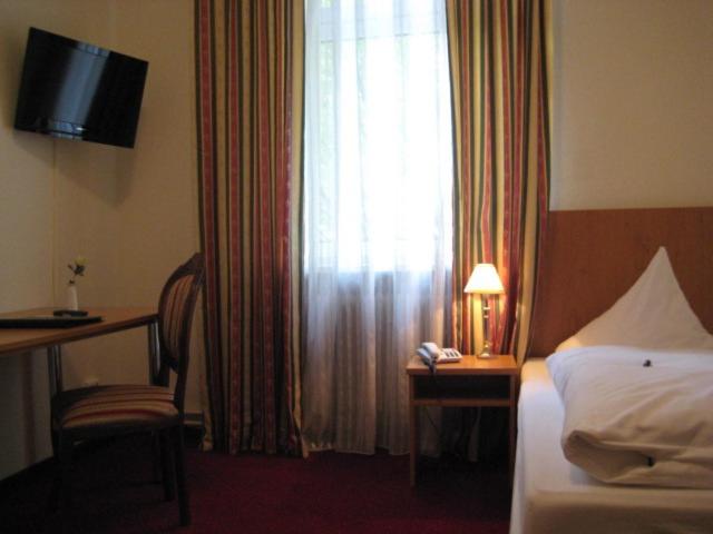 Postel nebo postele na pokoji v ubytování Hotel Markgräfler Hof