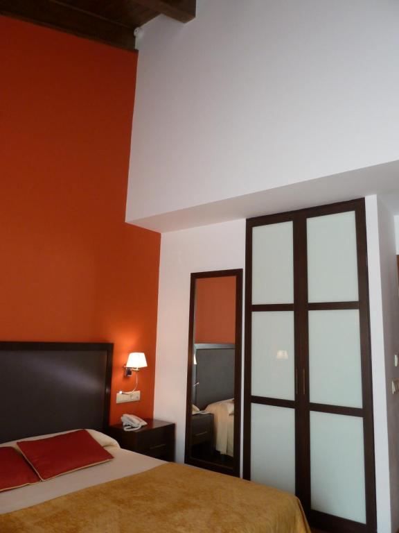 Rúm í herbergi á Hotel Sesué