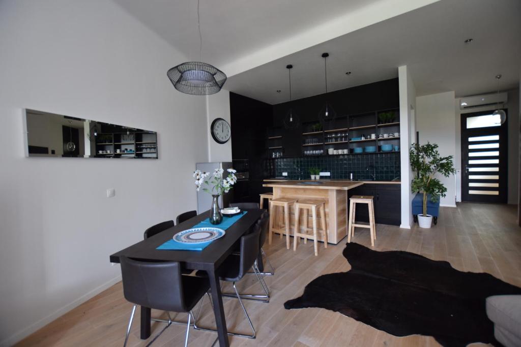 Kuchyňa alebo kuchynka v ubytovaní Luxury Apartment by Hi5 - Bajcsy Suite