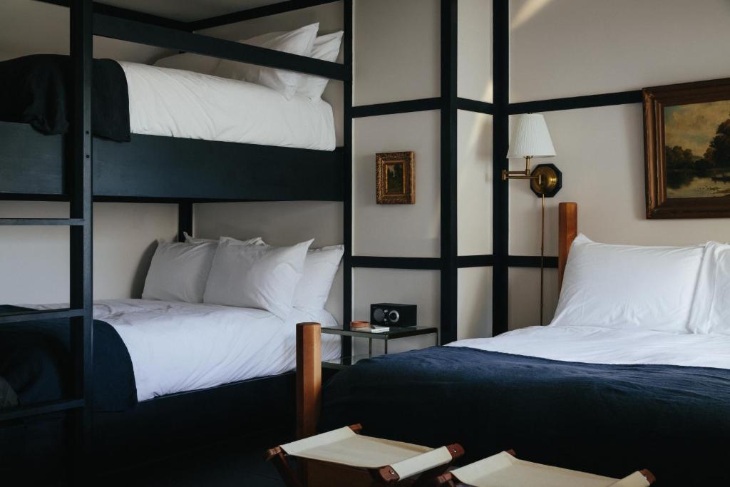 Cama o camas de una habitación en Brentwood Hotel