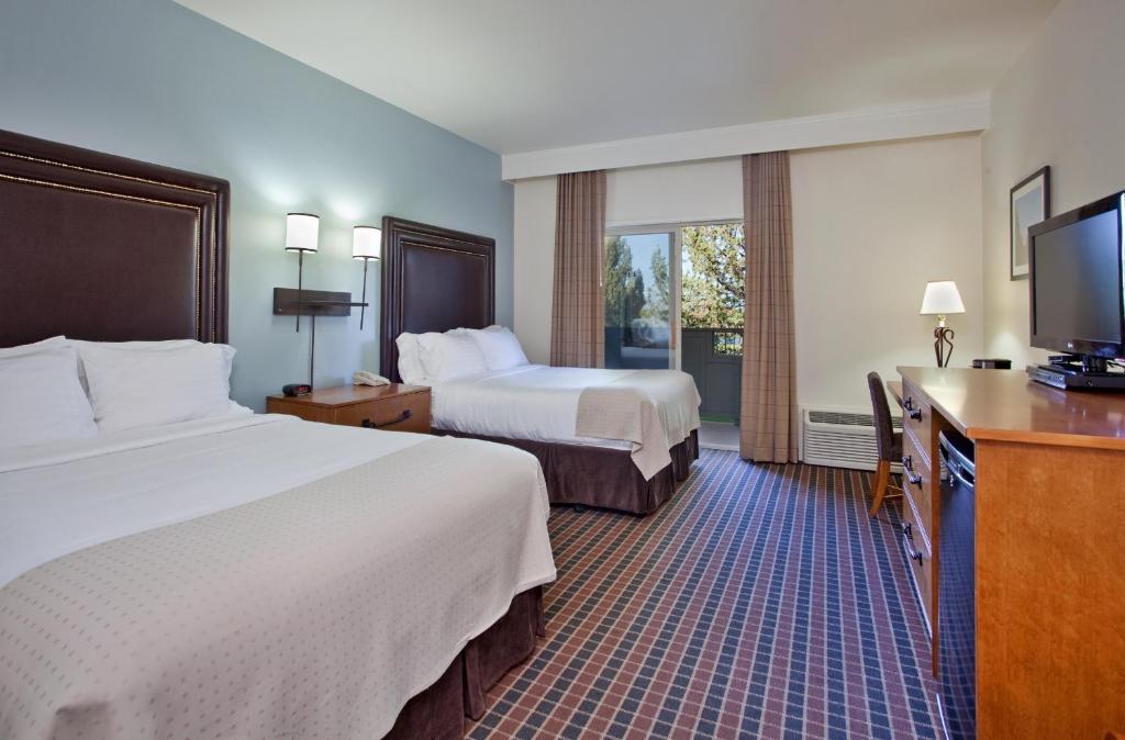 The Lodge at Eagle Crest - Deluxe Queen Room With Two Queen Beds