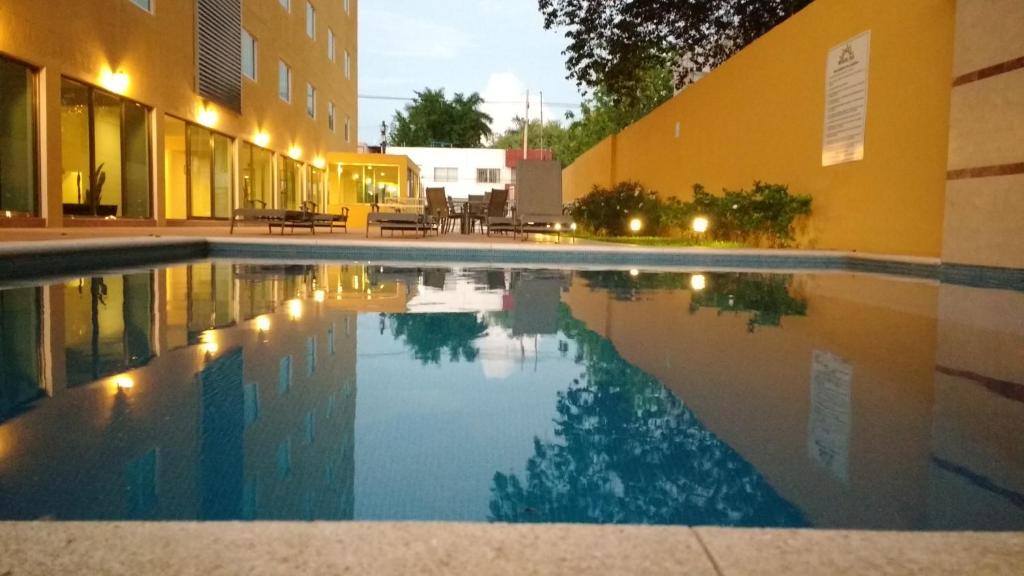 ein Schwimmbad in der Mitte eines Gebäudes in der Unterkunft Misol-Ha Hotel Mérida in Mérida