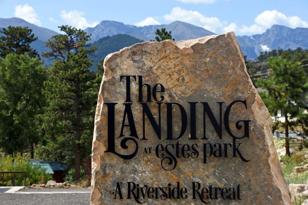 um sinal para a laminagem no parque dos castelos em The Landing at Estes Park em Estes Park