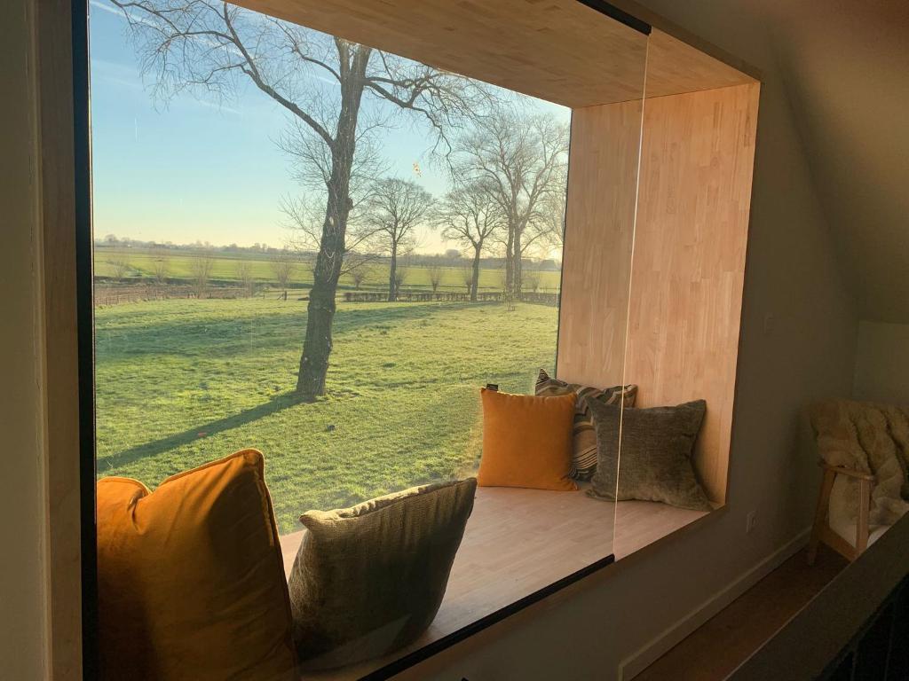 a window in a room with a view of a field at Vakantiewoning Vaib in Kortemark