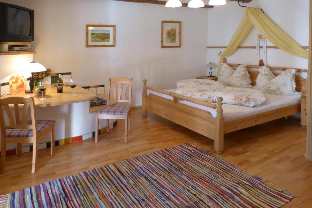 Postel nebo postele na pokoji v ubytování Weingut Bohrn Himmelbett
