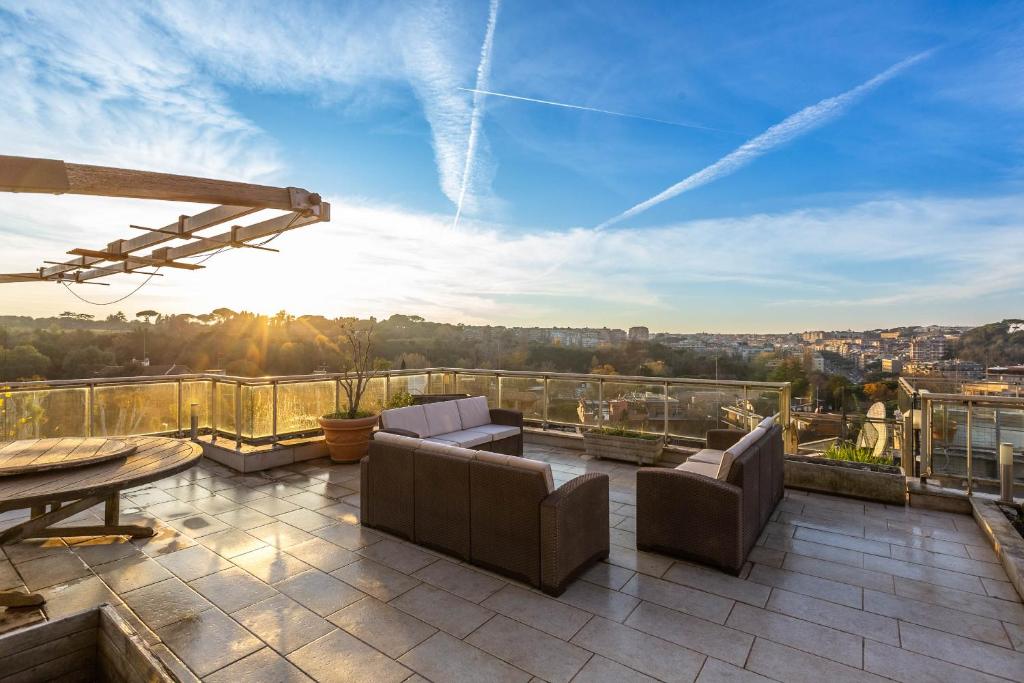 Spacious Penthouse with St Peter View