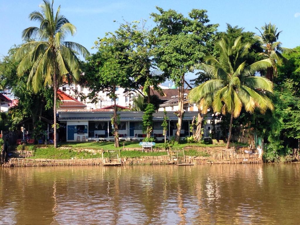 una casa a orillas de un río en Ban Narai River Guesthouse, en Chiang Mai