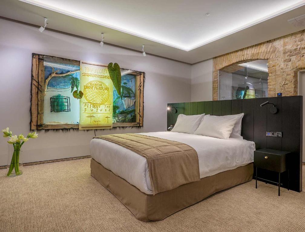 Postel nebo postele na pokoji v ubytování Artagonist Art Hotel