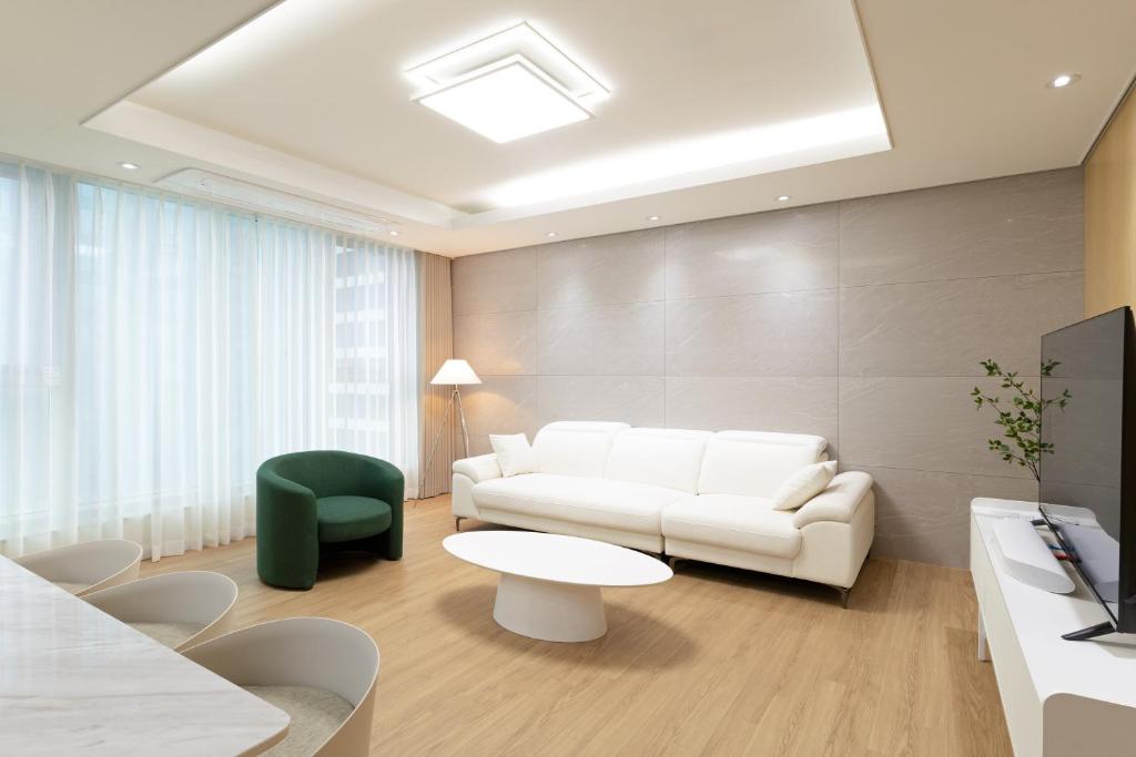 Brown Suites Busan Station - King Room With Roll-In Shower - Disability Access