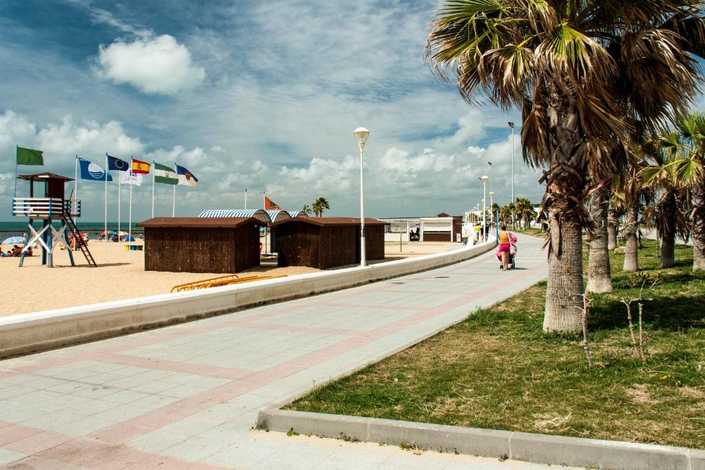 チピオナにあるApartamento La carracaの浜辺の歩道を歩く者