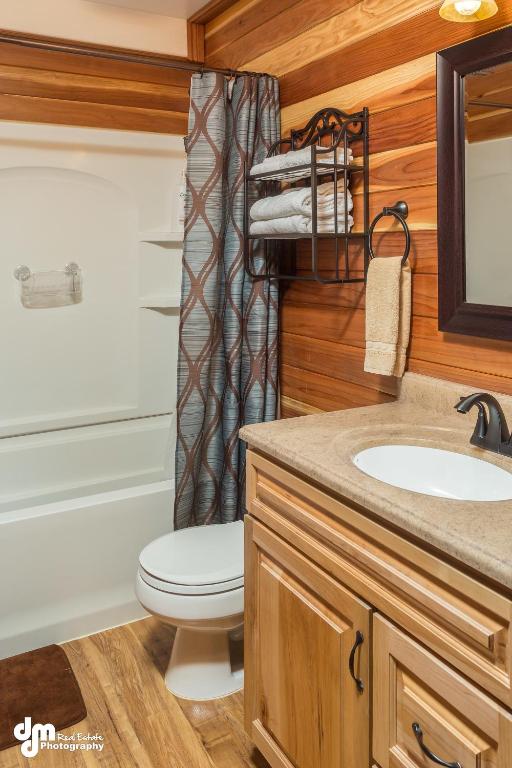 Alaska Knotty Pine B&B - Bear's Den