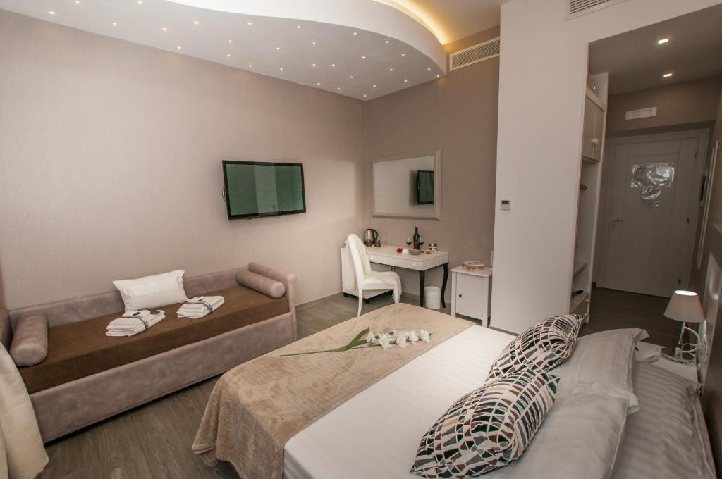 salon z 2 łóżkami i kanapą w obiekcie Elenoire Rooms & Suite w Rzymie