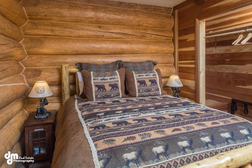 Alaska Knotty Pine B&B - Forest Nap Room