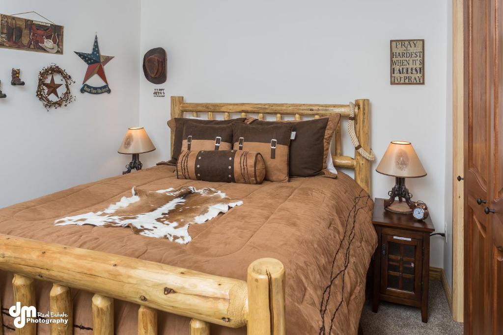 Alaska Knotty Pine B&B - Queen Room