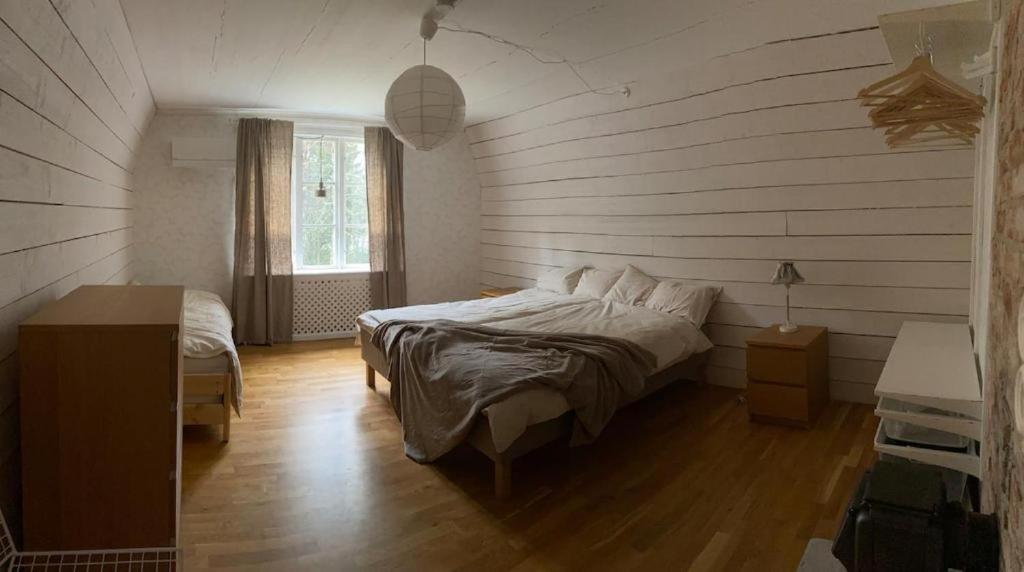 Mysigt 1900-tals hus med bastu och natur