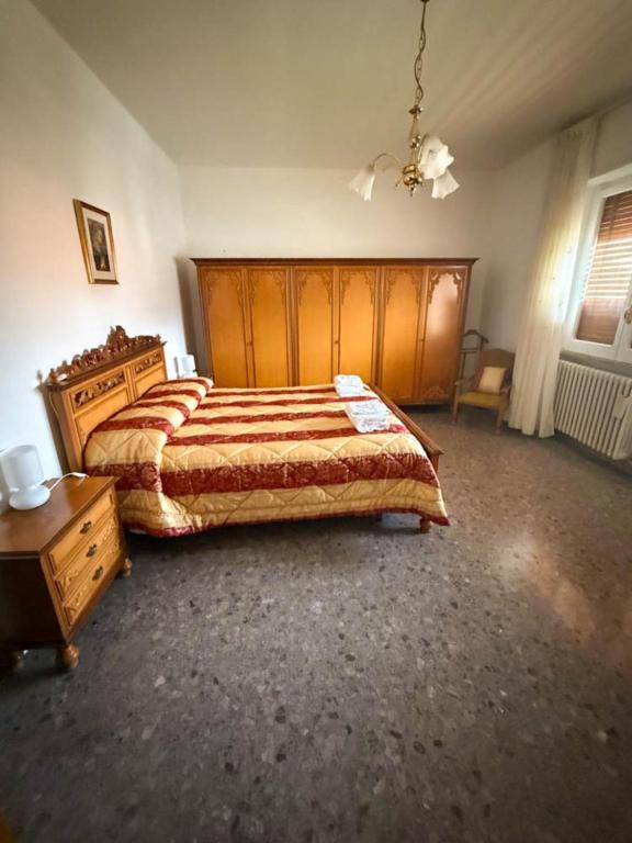 a bedroom with a large bed and a wooden headboard at Casa Vacanze da Francesco in Lettopalena