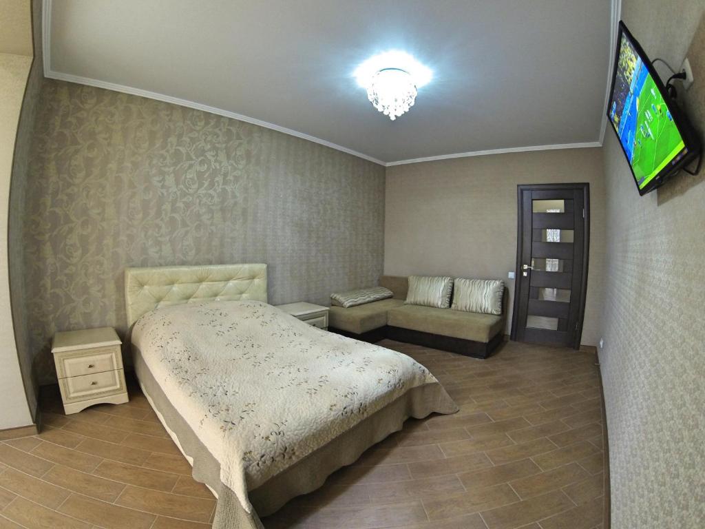 ヴィーンヌィツャにあるApartment on Kyivska Street 29\53のベッドルーム(ベッド1台、薄型テレビ付)
