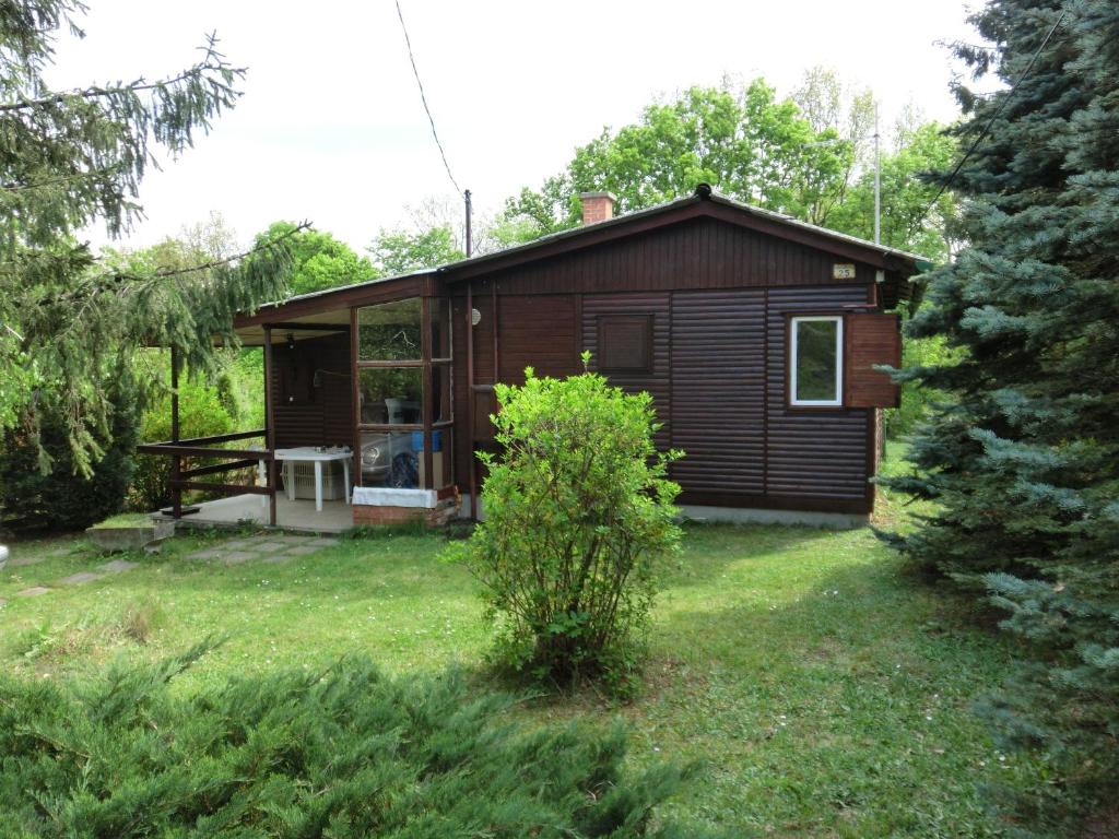 a small cabin in the middle of a yard at Ferienhaus im Donauknie für Familien & Hunde in Leányfalu