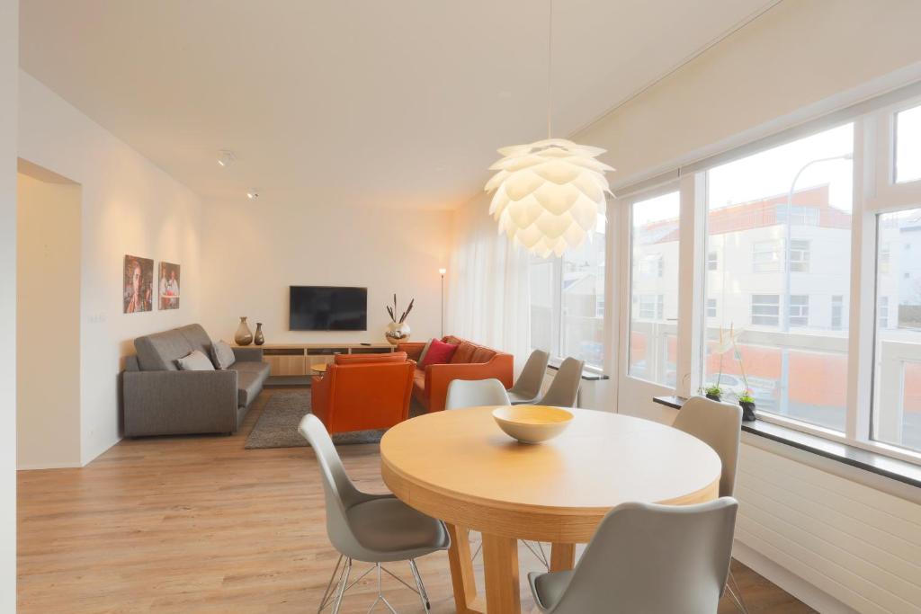 ein Wohnzimmer mit einem Tisch und Stühlen in der Unterkunft V54 Harbour Apartments in Reykjavík
