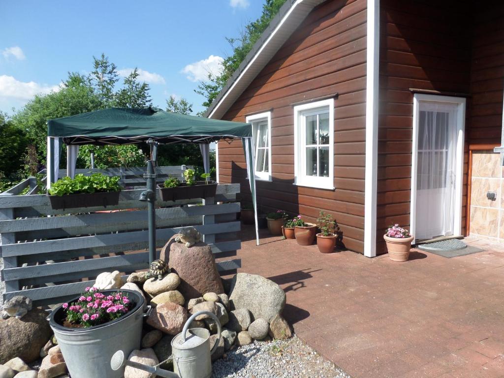 patio con ombrellone e alcune piante in vaso di BM Apartment a Billund