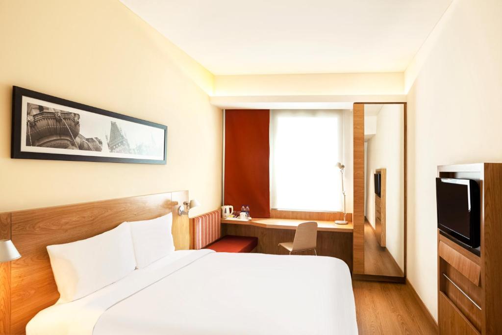Postel nebo postele na pokoji v ubytování ibis Nashik - An Accor Brand