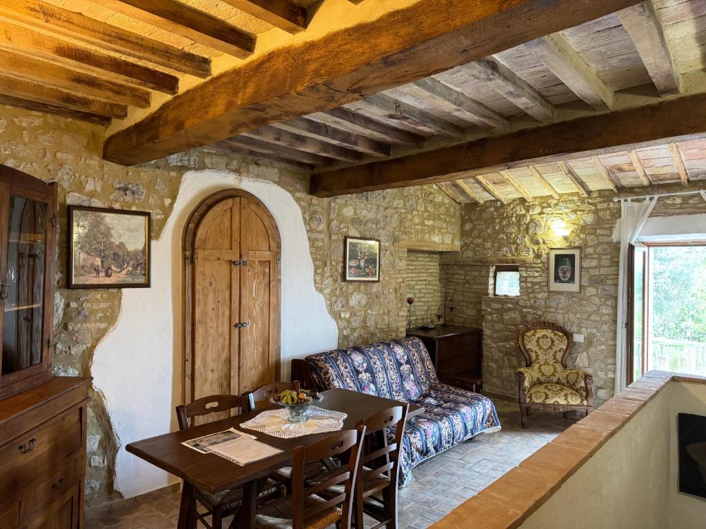 a living room with a table and a couch at Guesthouse Nicol in Collelungo