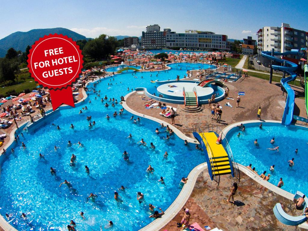 Bazén v ubytování Hotel Hills Sarajevo Congress & Thermal Spa Resort nebo v jeho okolí
