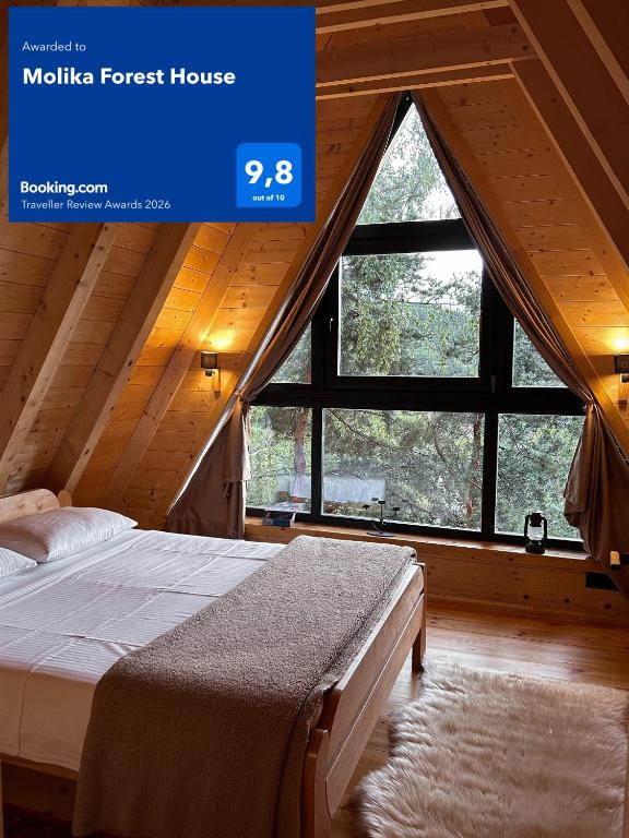 una camera da letto con un letto in una casa di legno di Molika Forest House a Kolašin