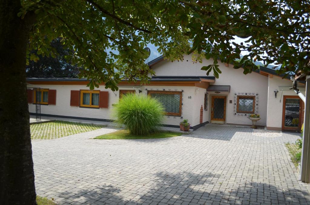 a house with a brick driveway in front of it at Ferienwohnungen Angermaier in Flattach