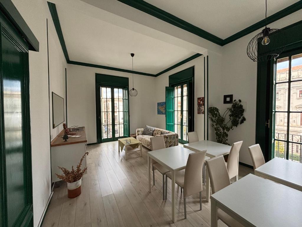 a living room with white tables and chairs at Cosmopolitan Palermo in Palermo