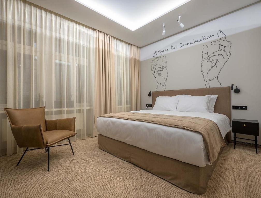 Postel nebo postele na pokoji v ubytování Artagonist Art Hotel