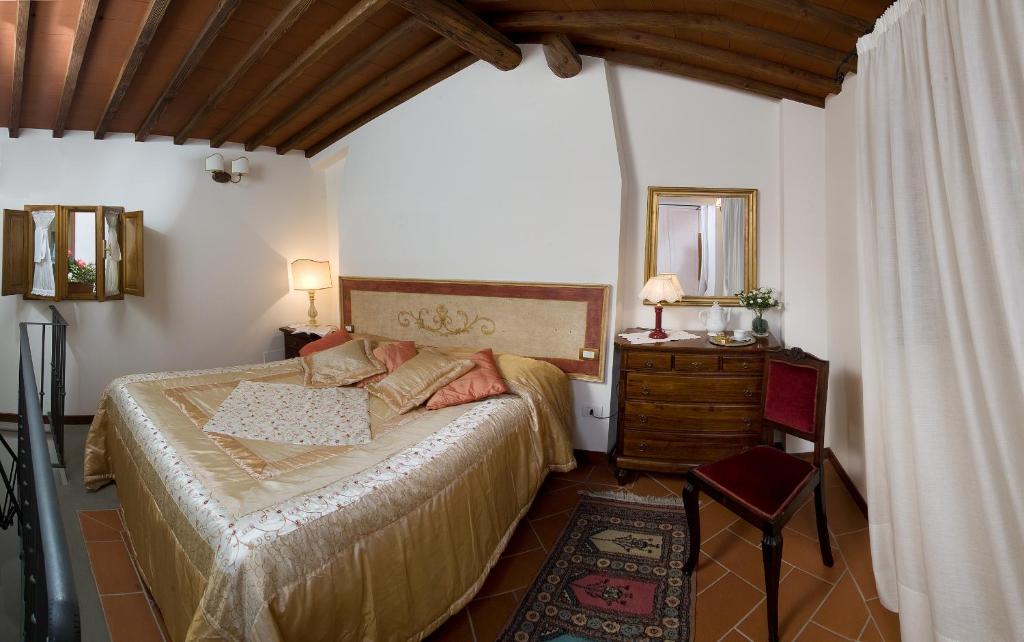 sypialnia z łóżkiem, komodą i lustrem w obiekcie Accademia Residence w mieście Prato